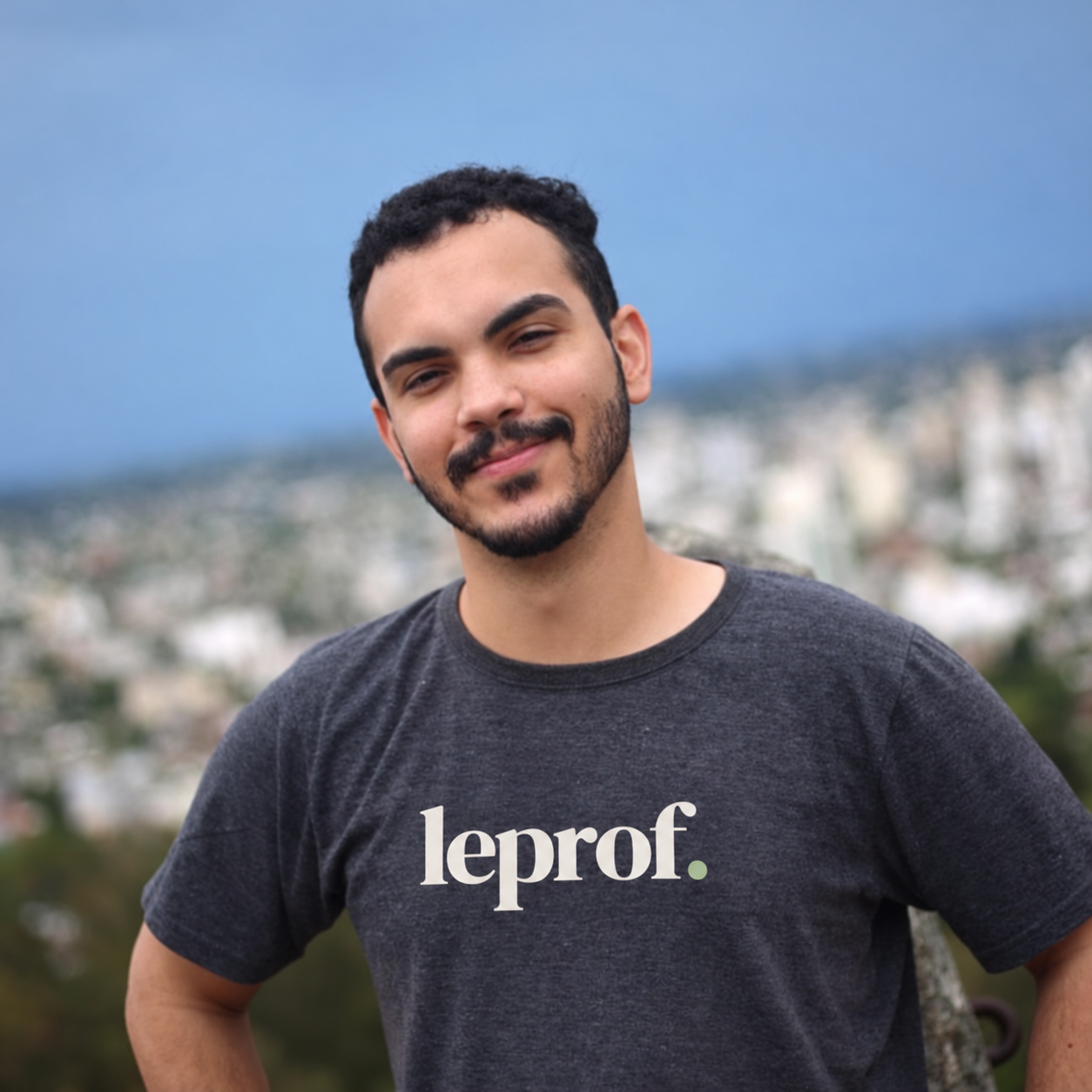 Retrato de Eduardo usando camiseta com o logo da LeProf.